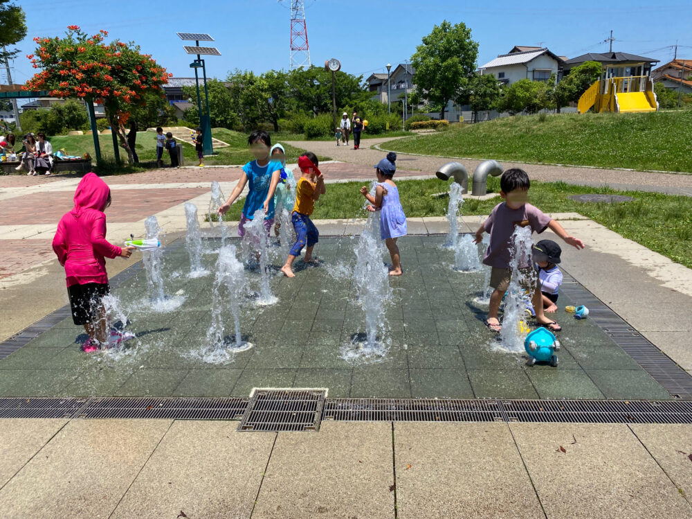 枚方市車塚公園の噴水で遊ぶ子ども