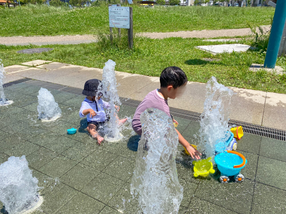 車塚公園の噴水で水遊び