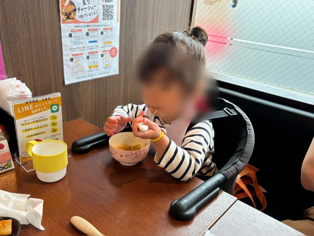 「麵場 田所商店」で借りられる子ども椅子