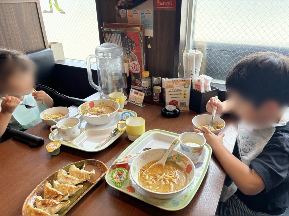 「麵場 田所商店」のキッズメニューをもりもり食べる子どもたち