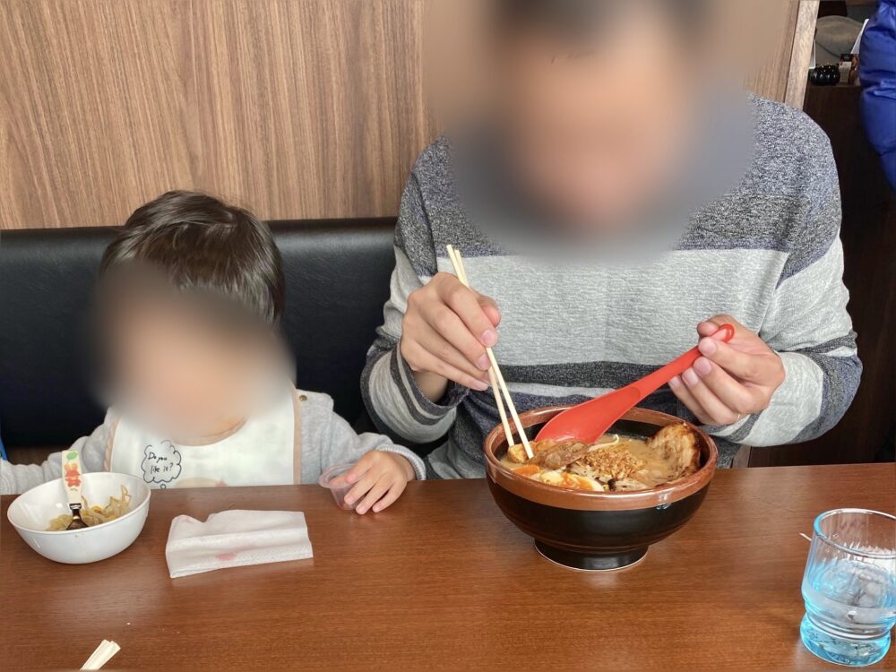 ラーメンを食べる親子