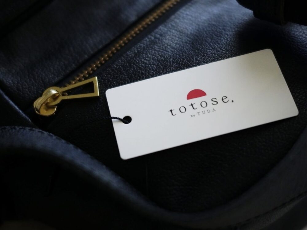 「totose,(トトセ)」レザーバッグの商品タグ