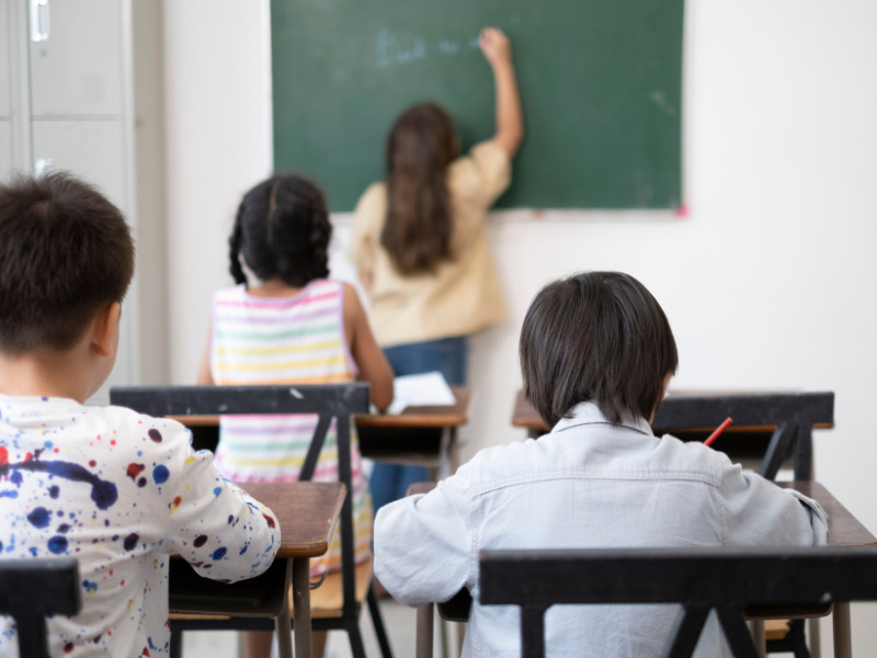 学校で授業を受ける子ども