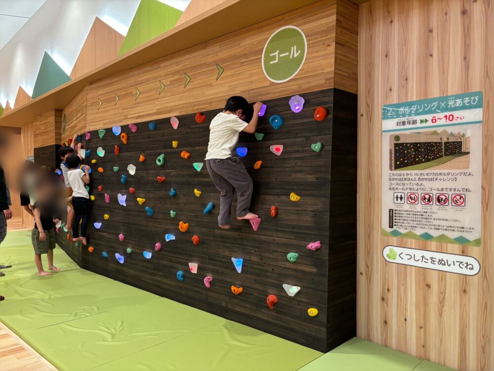 イオンモール四條畷の遊び場「なわてMokuMokuひろば」のボルダリング