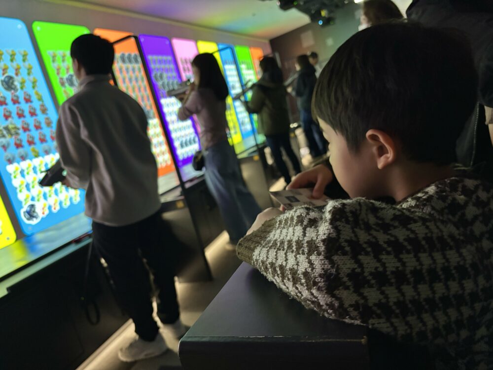 ニンテンドーミュージアムの体験展示を待つ子ども