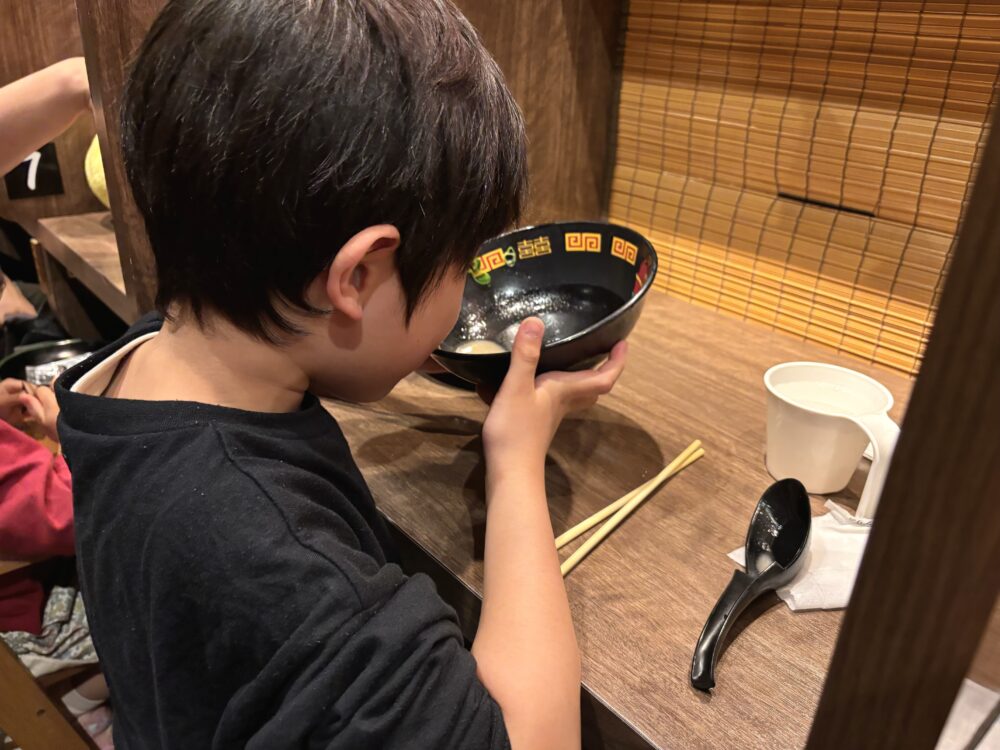 「一蘭」でお子様ラーメンのスープまで飲み干す子ども