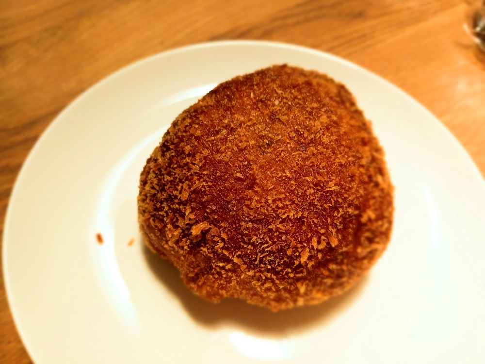 美味しそうなカレーパンの写真