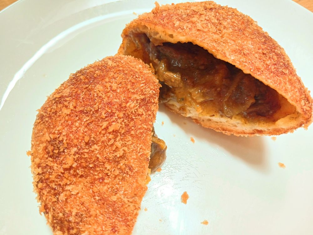 カレーパンを割ってみた！