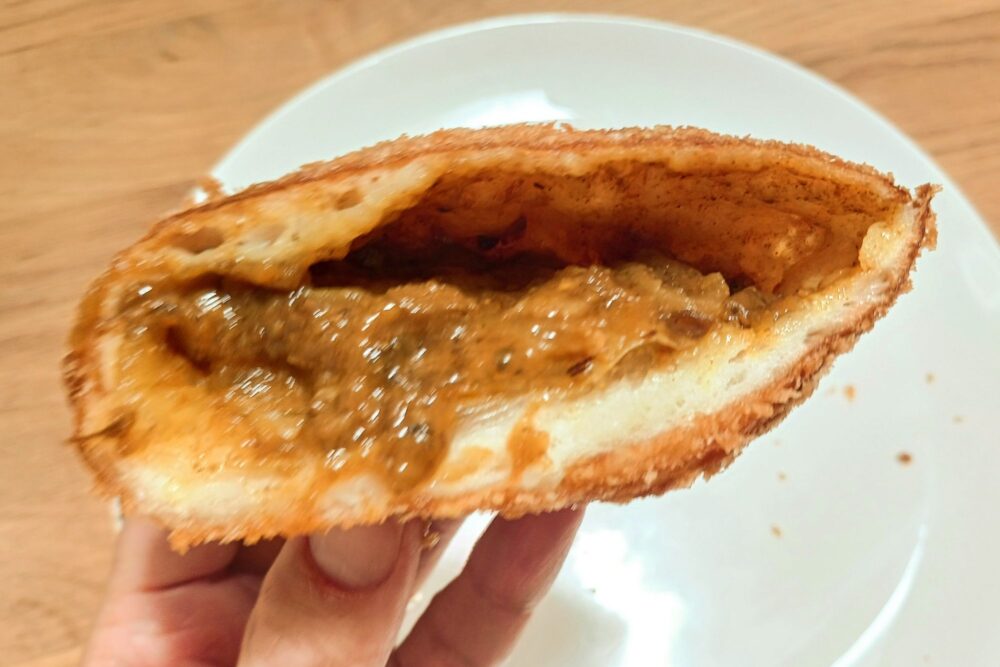 とろけるカレーパンの断面図