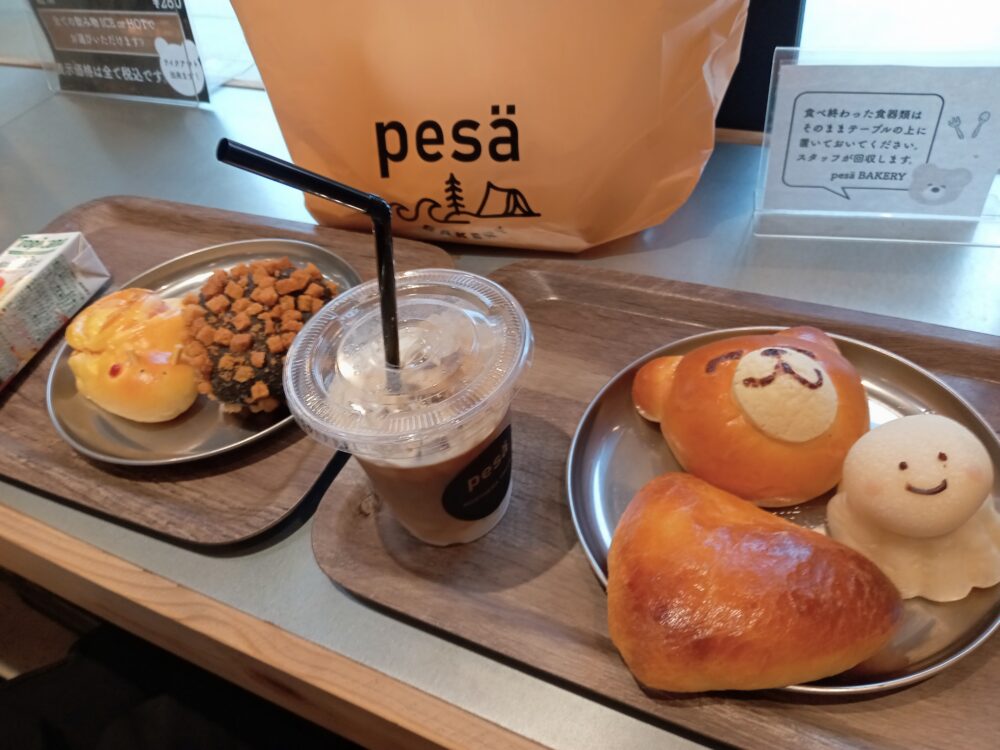イートインスペースで私と息子が食べたパン