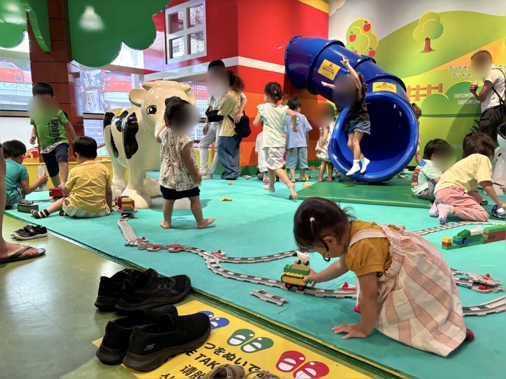 レゴランド大阪の「デュプロ・ファーム」で遊ぶ子どもたち