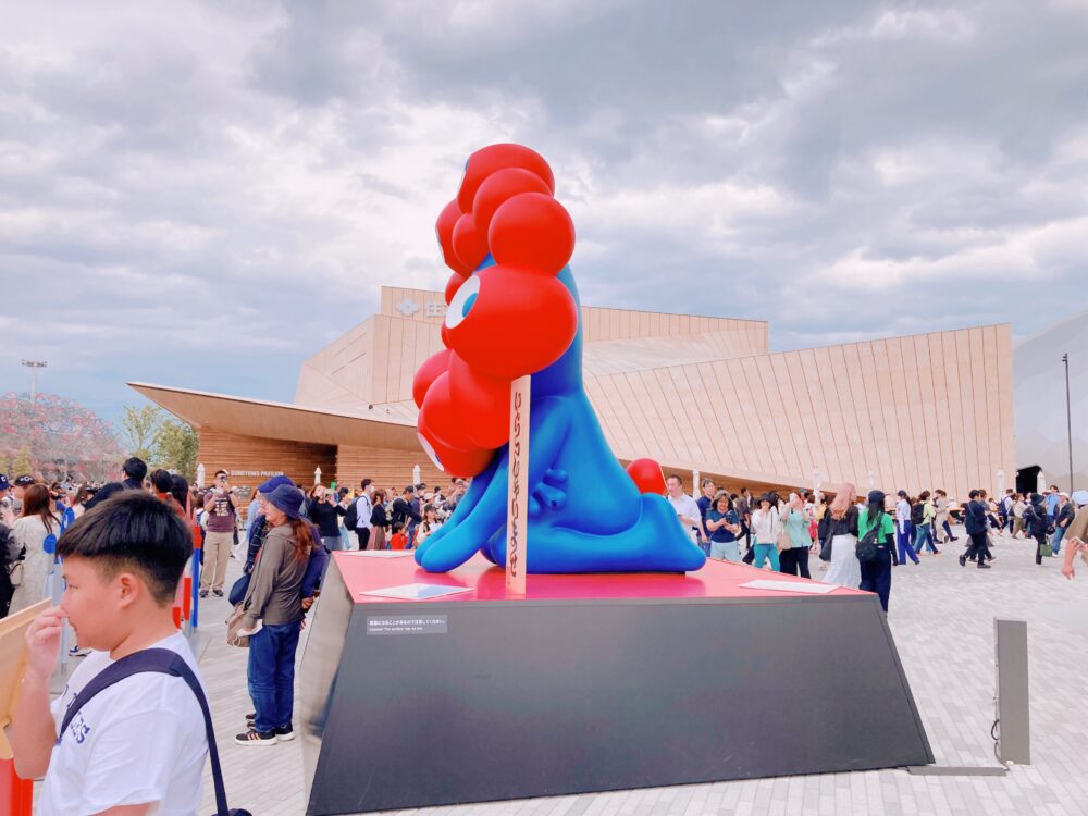 真横から見たミャクミャク