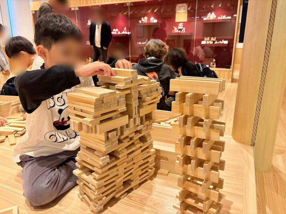 「奈良おもちゃ美術館」のカプラで遊ぶ子ども