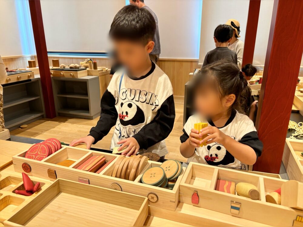 奈良おもちゃ美術館で遊ぶ子ども