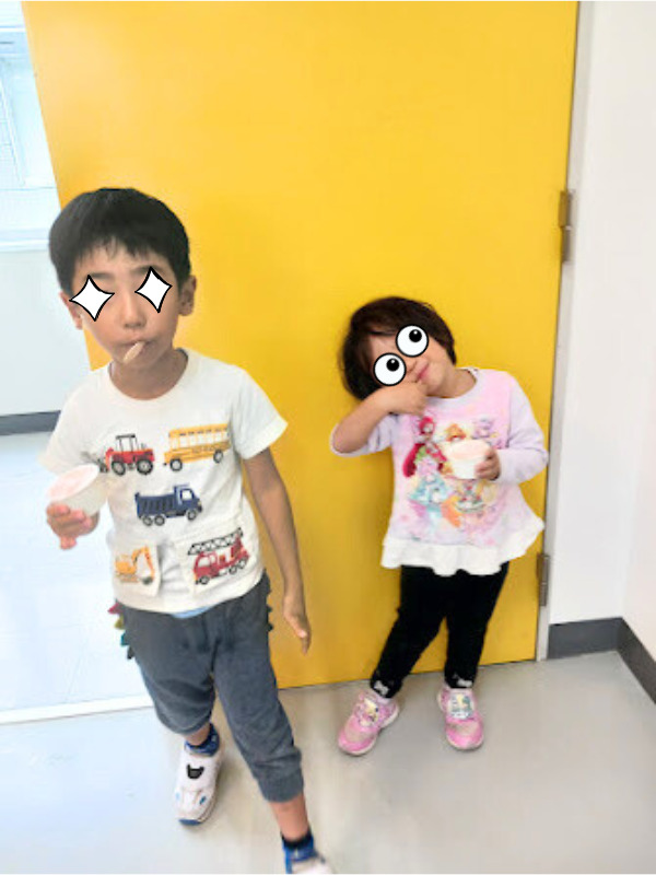 ジェラートを食べて笑顔の子どもたち