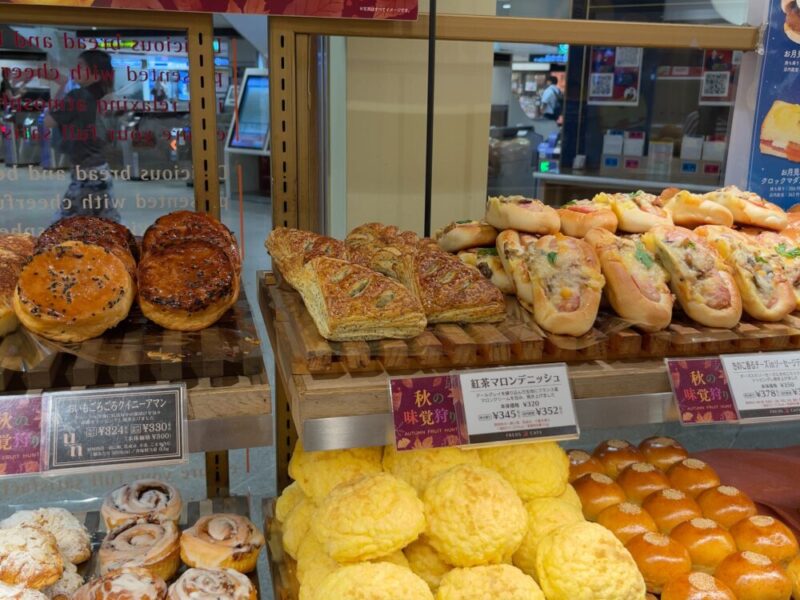 パンの並んでいる棚