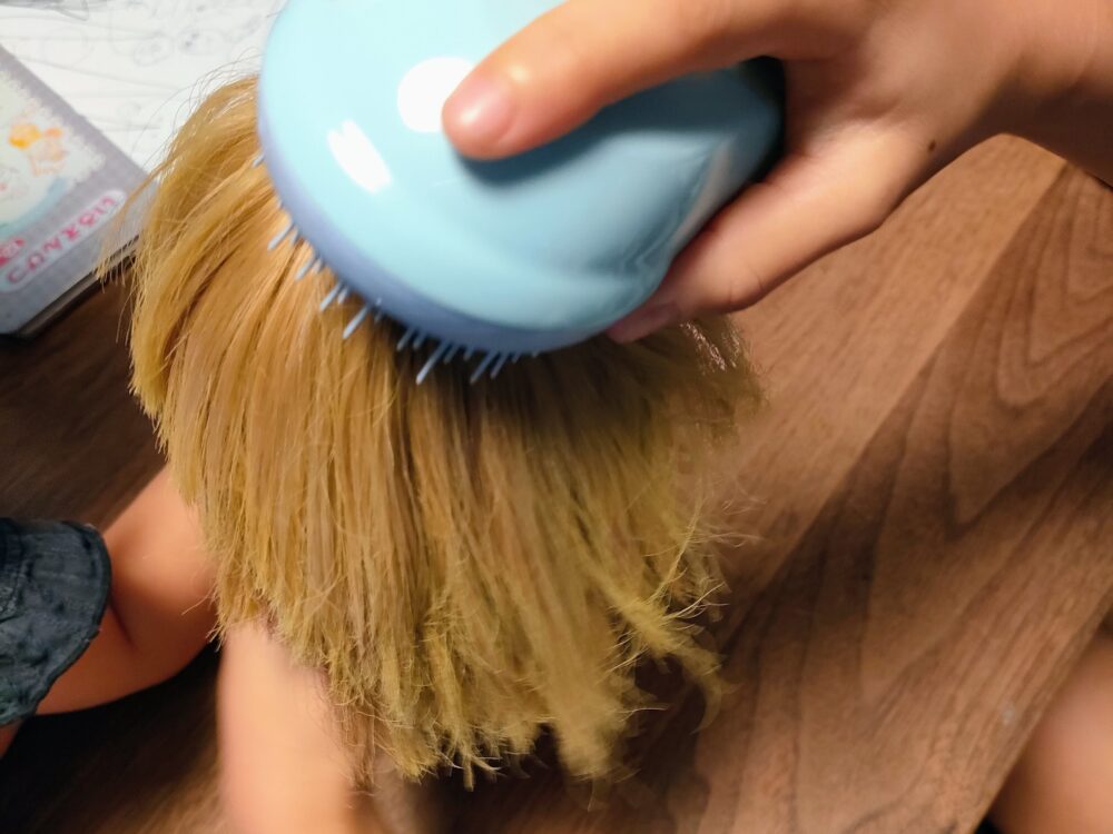 お人形の髪の毛をくしでとく