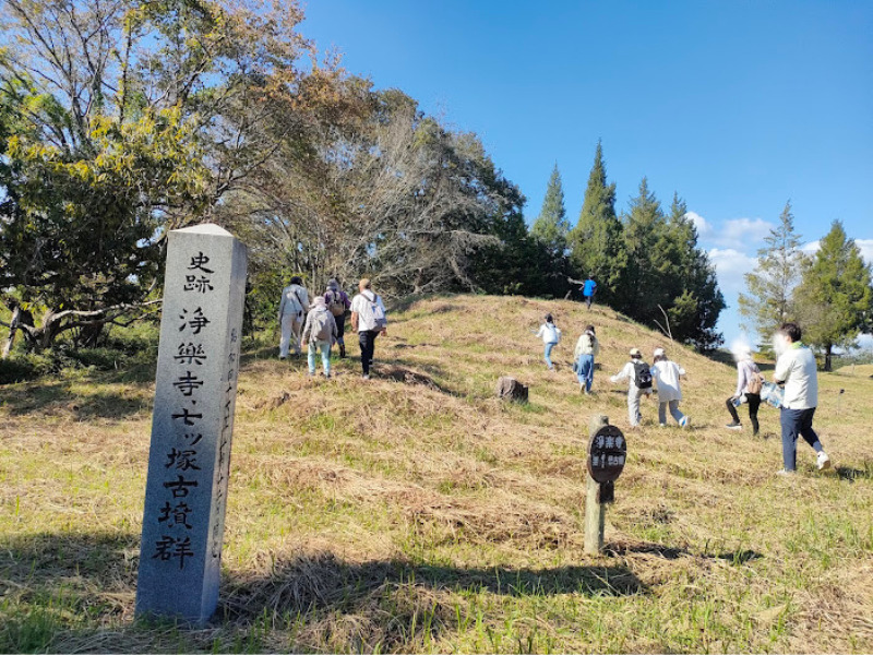 参加者みんなでガイドさんの話を聞きながら移動。
