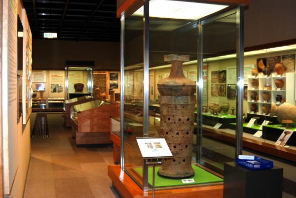 室内の展示。出土品がたくさんある。
