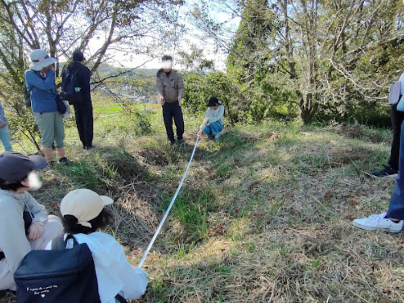 穴の大きさを測る子供たち