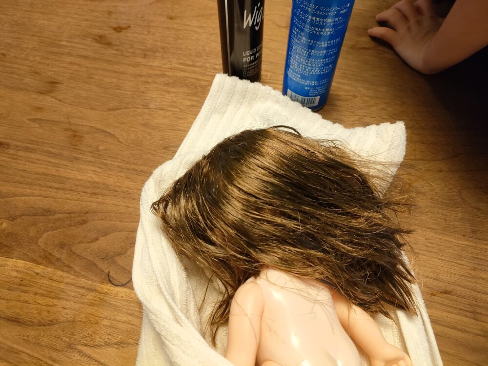 髪の毛をタオルで拭く