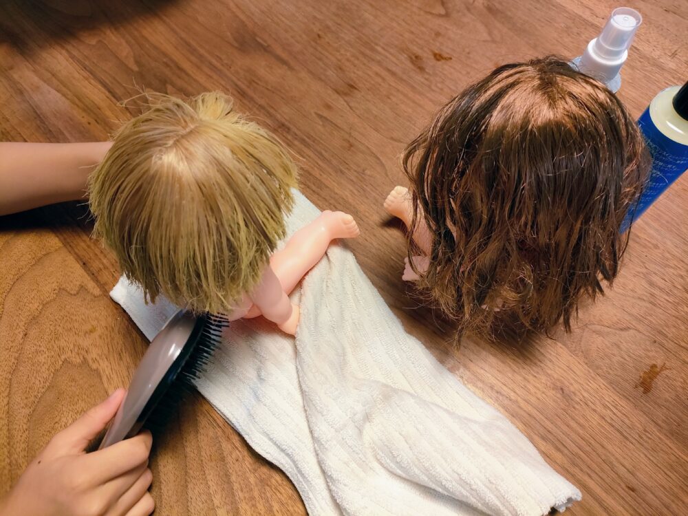 くしで髪の毛を整える