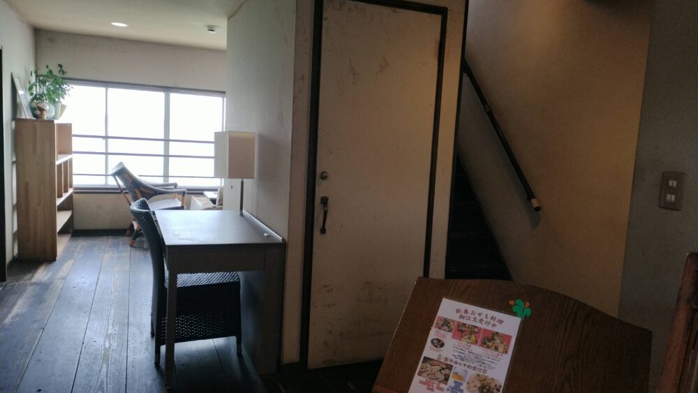右手の階段がお店につながっている