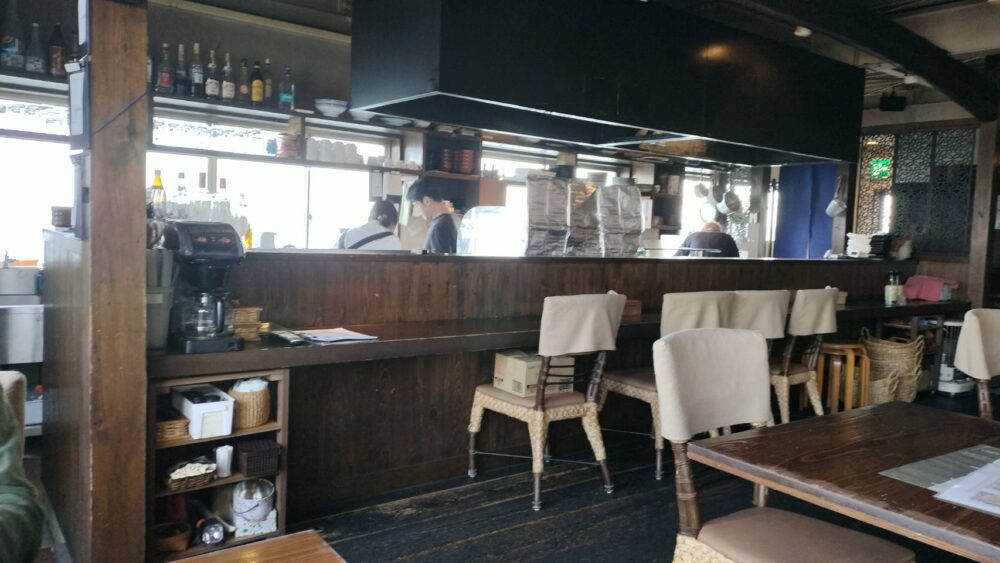 店内風景 カウンター席とテーブル席