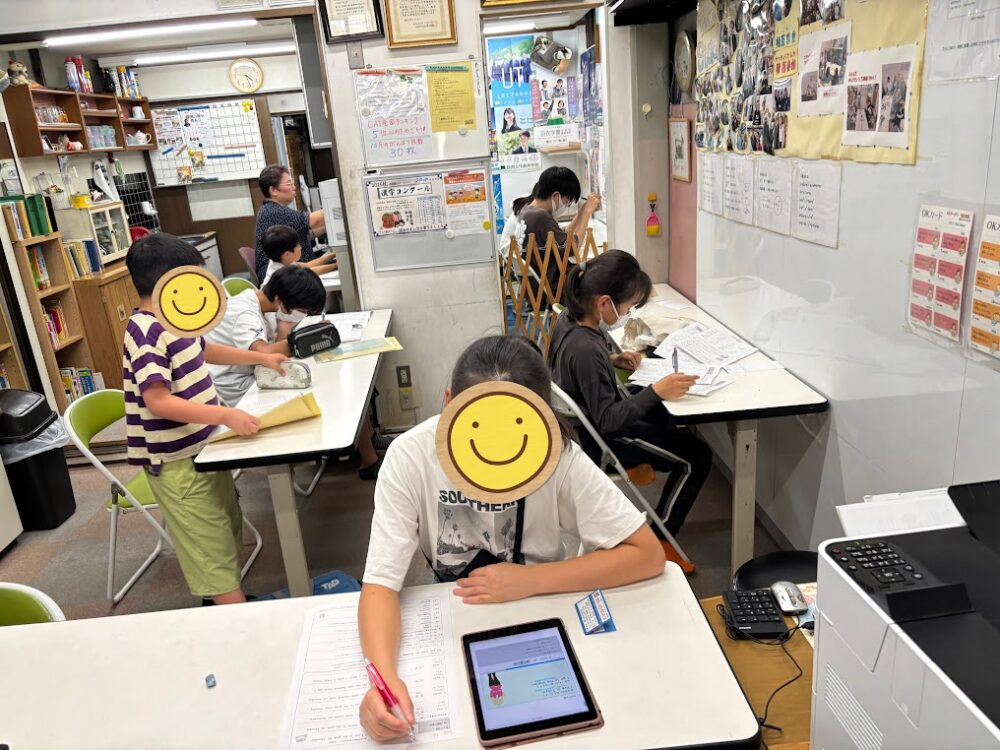 子どもたちは、それぞれの課題に真剣に取り組んでいます
