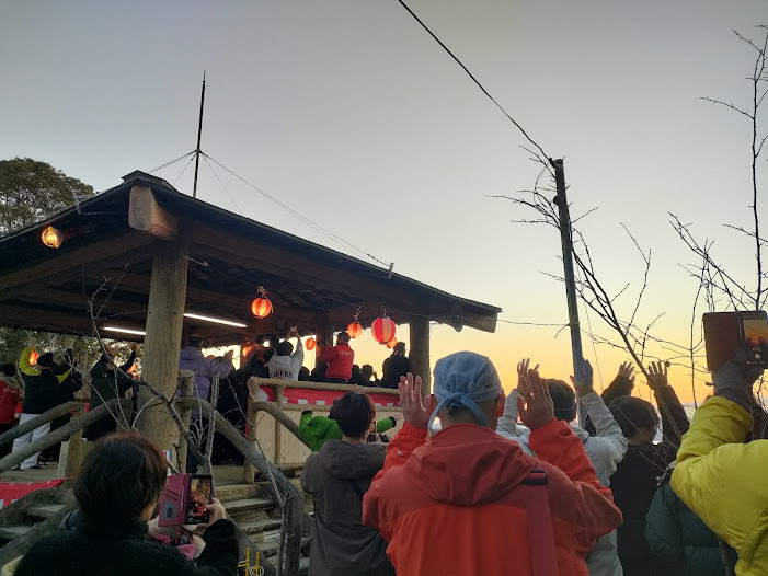 万歳をするたくさんの人たち