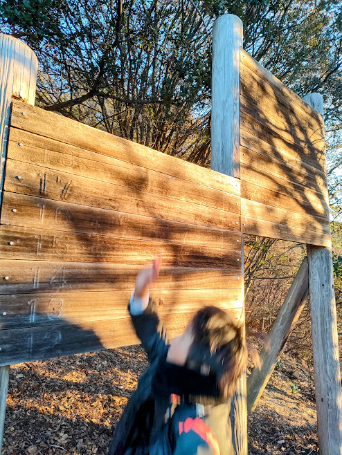 ジャンプして高さの書いてある板にする子どもたち