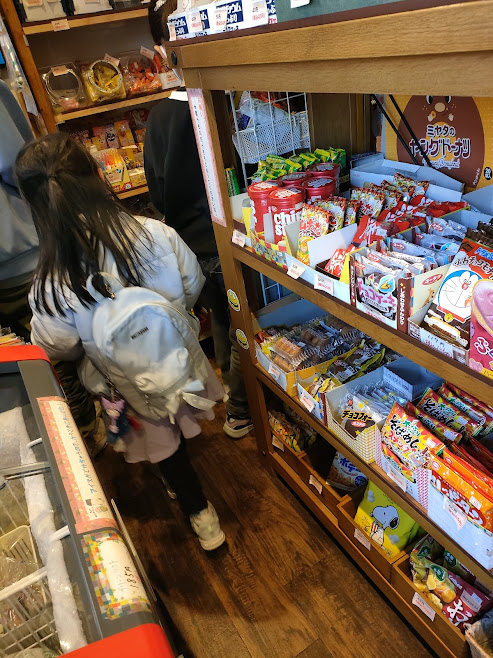 たくさんのお菓子と細い通路