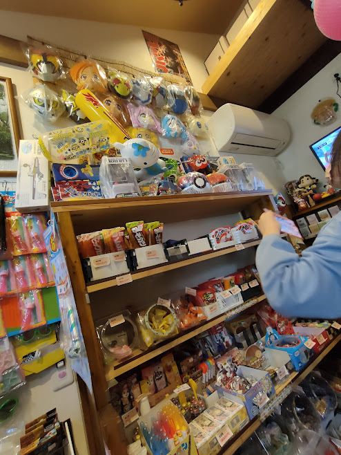 おもちゃもたくさんある店内