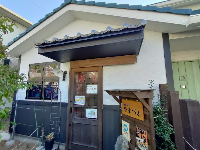 駄菓子屋やすべいの外観