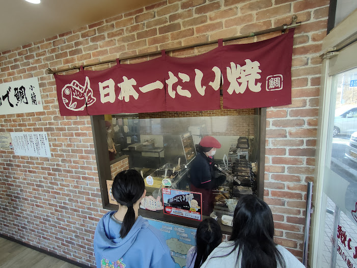 ガラス窓をのぞき込む子どもたち