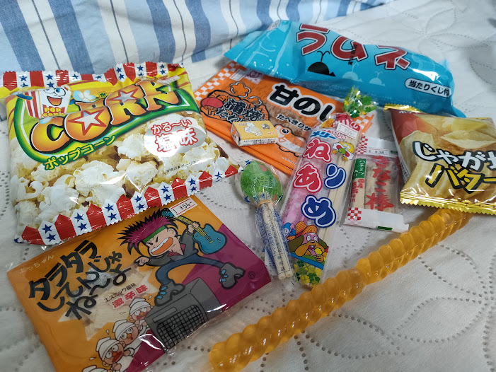 買ってきたたくさんのお菓子
