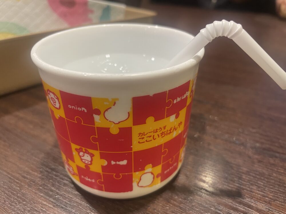 子ども用のお水のコップ写真