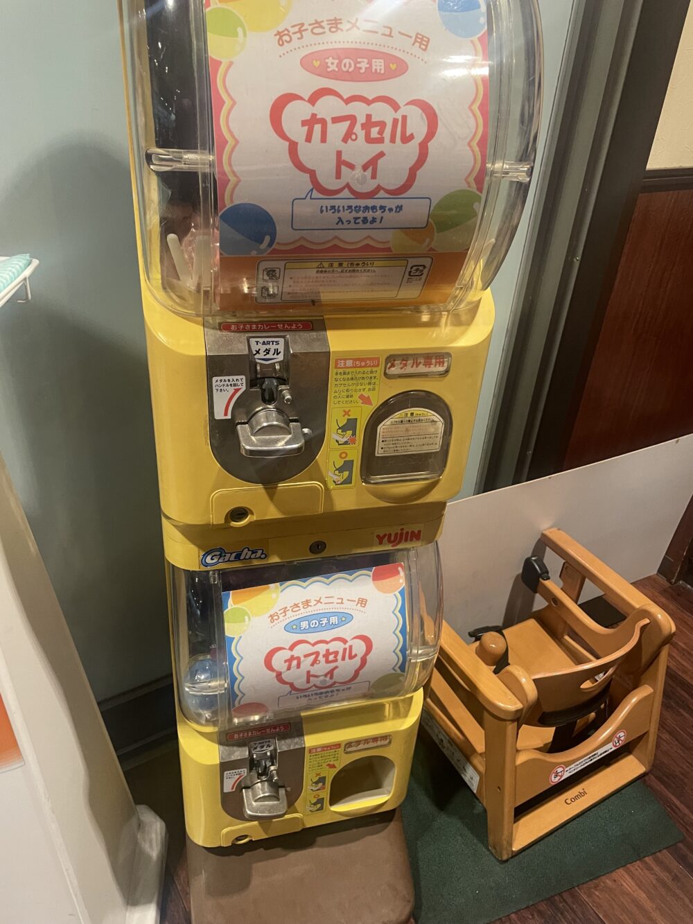 カプセルトイの機械の写真