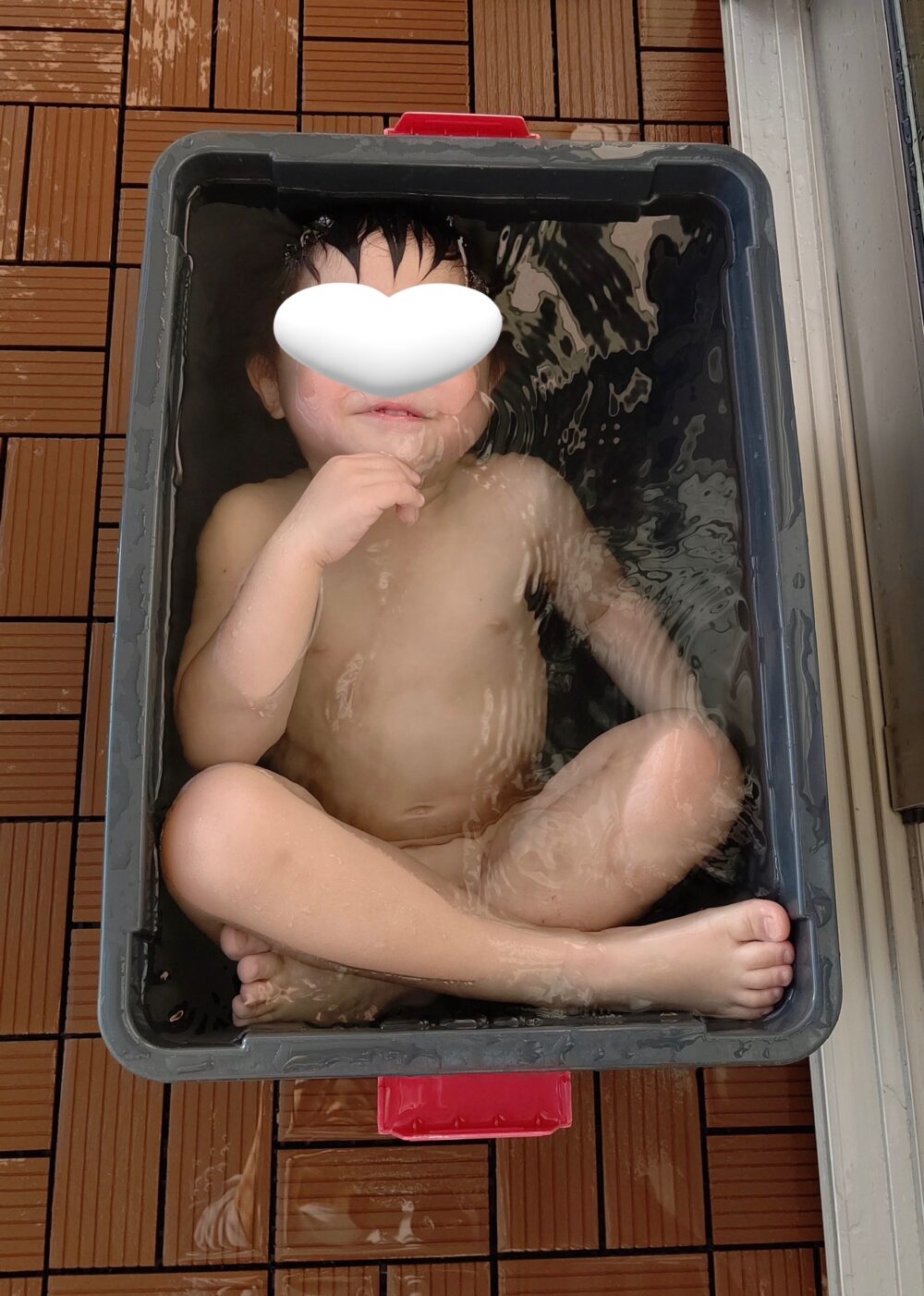 仙人のように、水の中に綺麗に沈み込む男の子