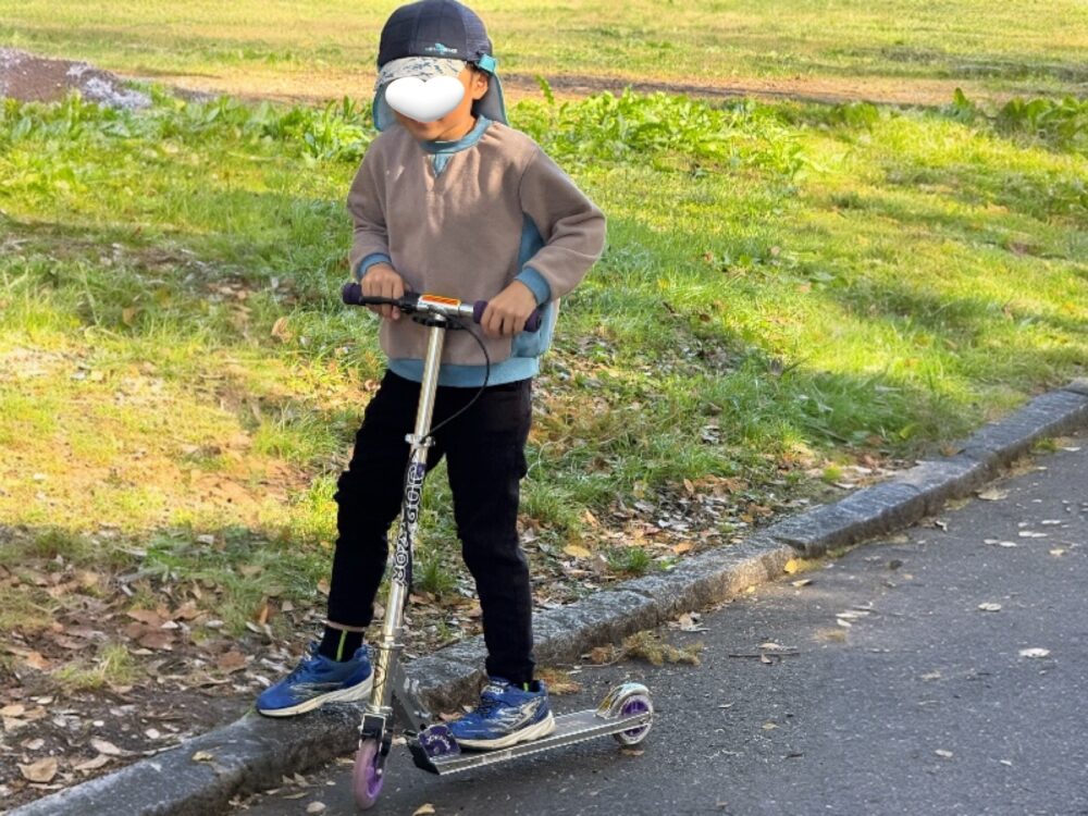 キックバイクに乗る子ども