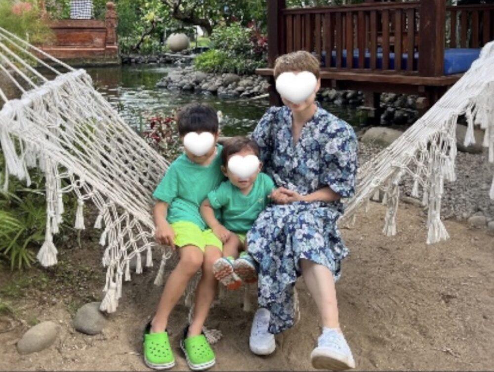 スモックに腰掛ける子供二人とママ