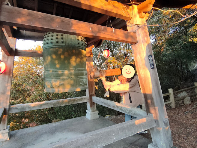 鐘をつく子ども