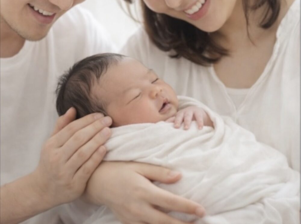赤ちゃん誕生を喜ぶ夫婦