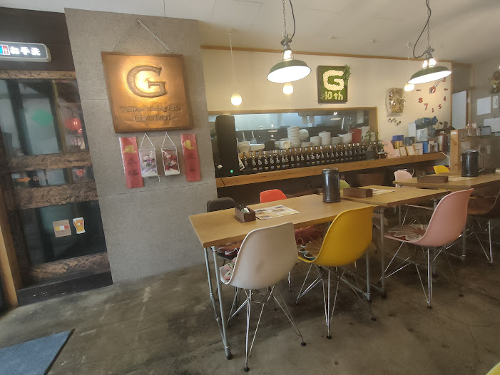 あたたかく落ち着いた雰囲気の店内