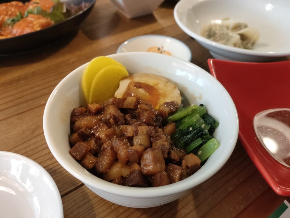 どんぶりに入ったルーロー飯