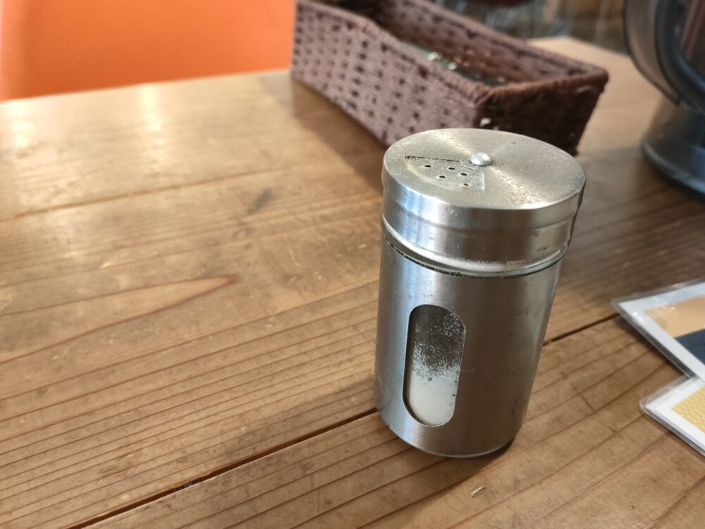 ホワイトペッパーを振りかける