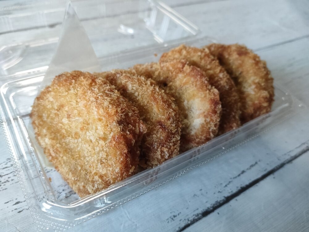 お惣菜の容器にたくさんのルロッケ