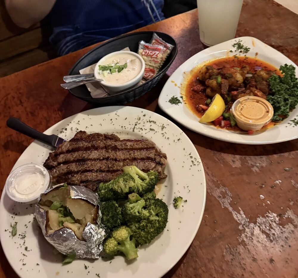 ステーキとガーリックソースのシュリンプソテー