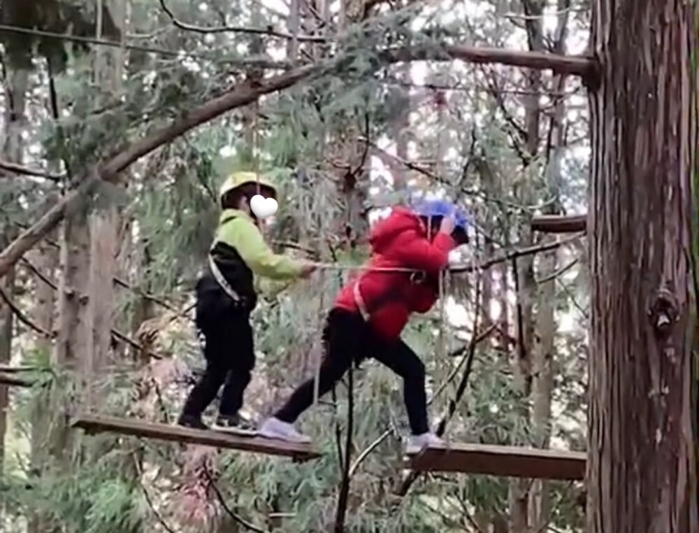 助け合う子どもたち