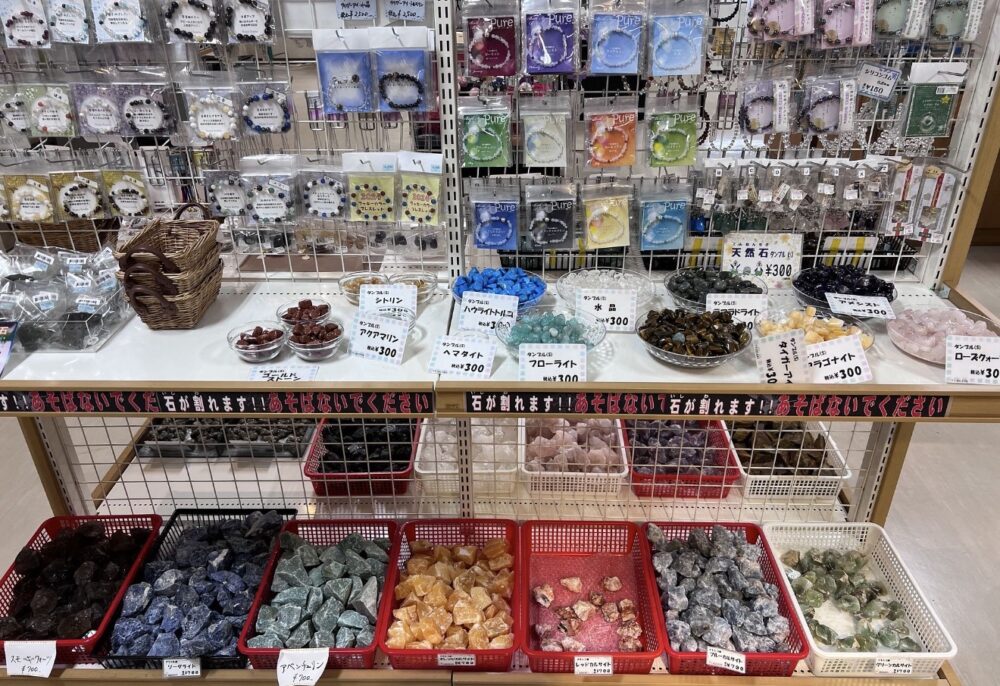 お土産屋さんで綺麗な石が並んでいる
